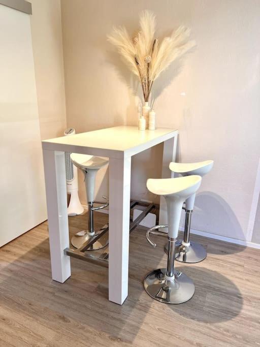 Stylish Studio Apartment With Beautiful Balcony Ingolstadt Bagian luar foto